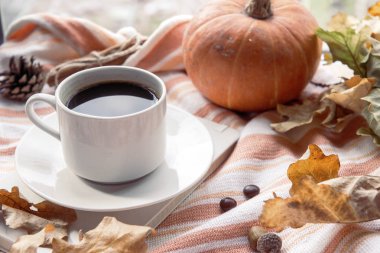 Çizgili örme bir tabak üzerinde siyah sıcak kahve 1 beyaz kupa