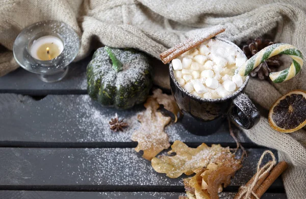 sıcak kahve bardağı, marshmallow ve şeker ile çikolata, cinna