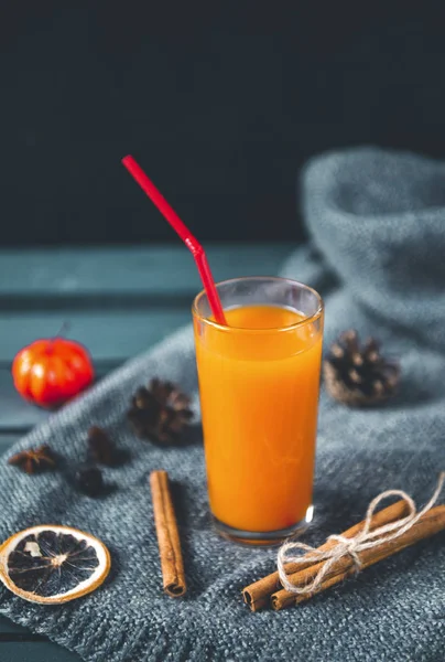 1 taza de jugo de calabaza de naranja, canela, conos, canela , — Foto de Stock