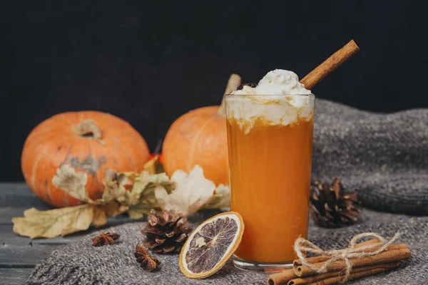 1 taza de jugo de calabaza con crema batida y canela, fresca entera — Foto de Stock