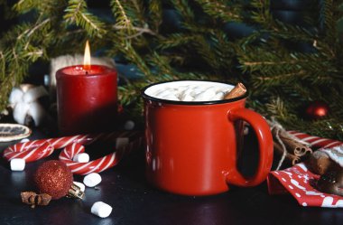marshmallows, mum, lollip ile sıcak Noel içki kırmızı kupa