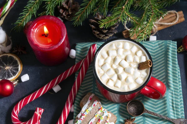 1 red mug with hot chocolate and marshmallows and cinnamon stick — Stock Photo, Image