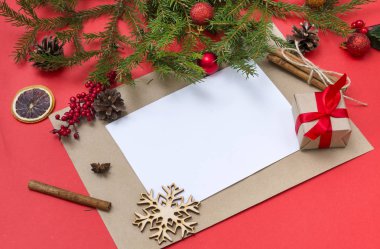 kırmızı bir arka plan üzerinde kağıt boş levha, bir hediye, bir ladin branc