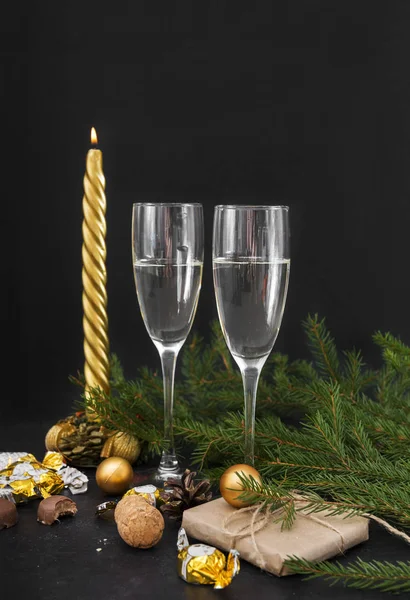 Gran grenar, 2 glas champagne, choklad med gyllene Wra — Stockfoto