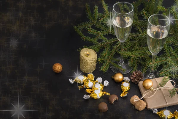 Ladin dalları, şampanya 2 bardak, çikolata, mum, Gol — Stok fotoğraf