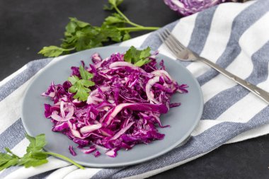 otlar ile taze kırmızı lahana salatası, sebze vita bir tabak