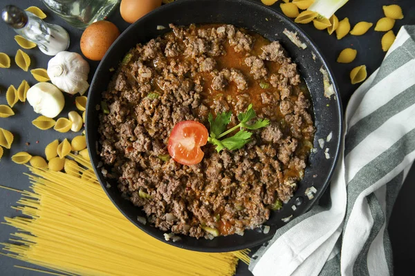 Мясной соус для итальянской пасты, полотенце, лук, чеснок, томатный ломтик , — стоковое фото
