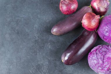 mor sebze, patlıcan, lahana, siyah kırmızı soğan 
