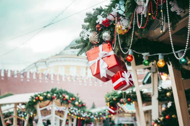 topları ile köknar çelenk, Chri de tezgahta kırmızı hediye kutusu