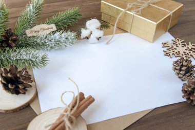 köknar dalı, koniler, Altın hediye kutusu, tarçın, pamuk, kar tanesi