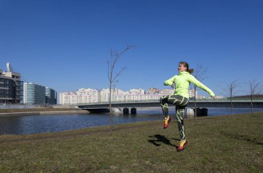 1 beyaz genç kadın nehir, kız tarafından şehir dışında egzersiz yapıyor