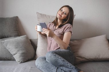 1 beyaz genç güzel kadın bir saç kesimi Cara üzerinde oturan