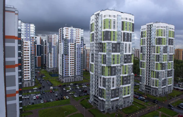 St Petersburg modern bir yerleşim bölgesinde yeni binalar, ya