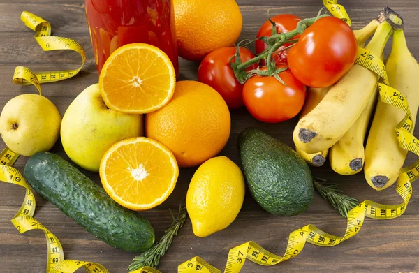 Sinaasappelen, citroen, appelen, bananen, tomaten, avocado, komkommers, r — Stockfoto