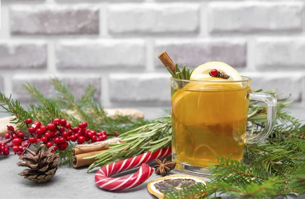 1 taza de té de frutas con manzana y limón, canela, anís estrellado, abeto — Foto de Stock