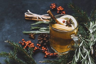 Elma ve limonlu 1 bardak meyve çayı, tarçın, yıldız anason,