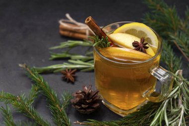 Elmalı ve limonlu meyve çayı, tarçın, biberiye ladin 