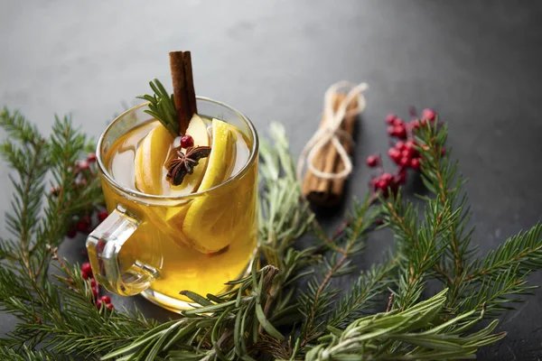 1 taza de té caliente con rodajas de manzana y limón, canela, estrella — Foto de Stock