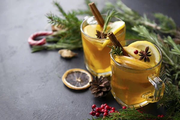 2 tazas de té caliente con rodajas de manzana y limón, canela, estrella — Foto de Stock