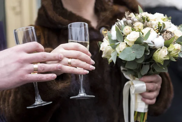 Mani di uomini e donne con fedi nuziali e bicchieri di champagne — Foto Stock