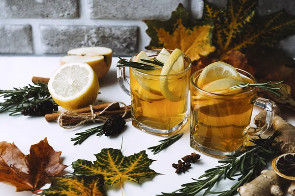 2 tazas de té de frutas con limón y naranja, romero, canela — Foto de Stock