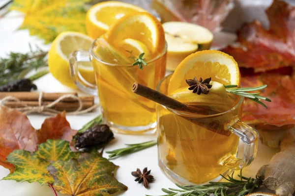 2 tazas de té de frutas con naranja y limón, romero, canela — Foto de Stock