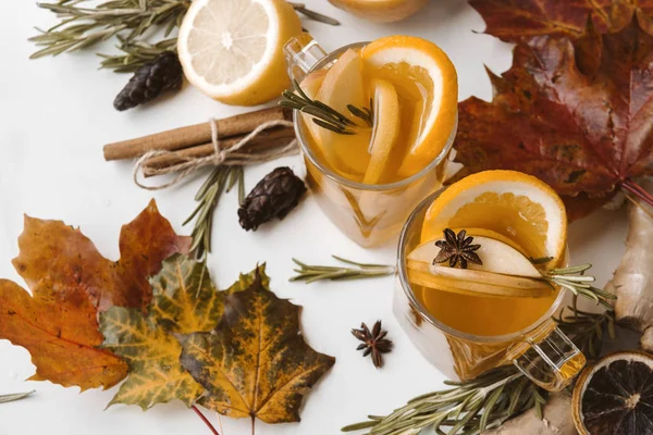 2 tazas de té de frutas con naranja y limón, romero, canela — Foto de Stock