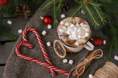 lokum kaplı bir fincan sıcak çikolata, köknar dalları, lolipop, c