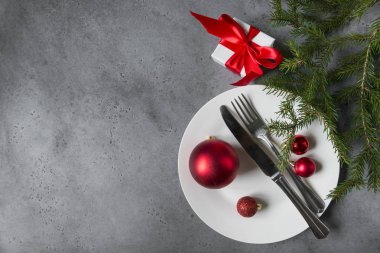 Çatal ve bıçak, farklı boyutlarda kırmızı Noel topları.
