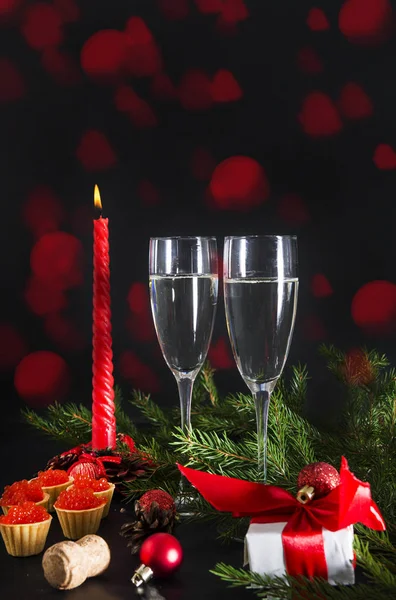 2 glas champagne, rött ljus, presenningar med röd kaviar, gi — Stockfoto