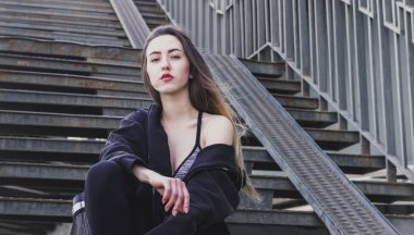 Avrupalı güzel, ince, uzun saçlı, beyaz bir kadın.