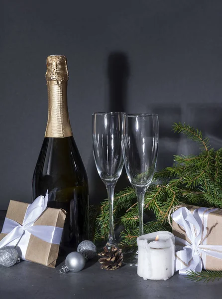 Flaska champagne, 2 glas på bakgrunden av gran grenar — Stockfoto