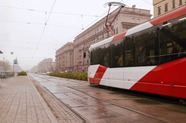 St. Petersburg caddesinde kırmızı tramvay Yağmurlu bir sonbahar gününde, Ekim