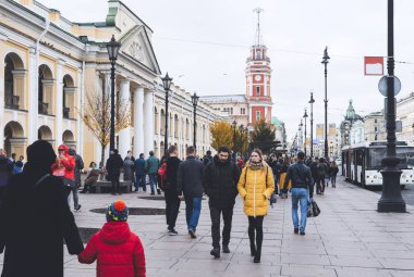 Birçok insan St. Petersburg caddesinde yürüyor, Nevsky.