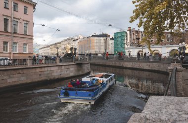 St. Petersburg, Rusya, Banka 'da turistli tekne 