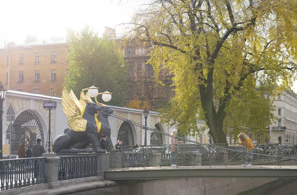 Крылатый сфинксесон на набережной Санкт-Петербурга осенью Солнечный — стоковое фото