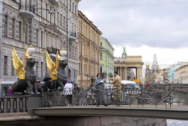Скульптуры крылатых сфинксов на Банковском мосту в Санкт-Петербурге — стоковое фото