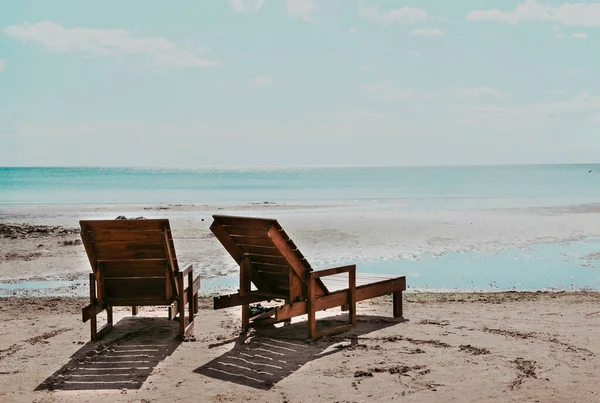 阳光明媚的日子 沙滩上有两把木制躺椅 — 图库照片