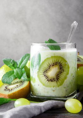 Taze kivili, üzümlü ve naneli yoğurt.