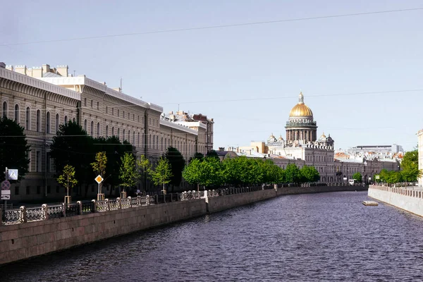 Saint Petersburg Manzarası Binalar Nehir Güneşli Bir Günde Isaac Katedrali — Stok fotoğraf