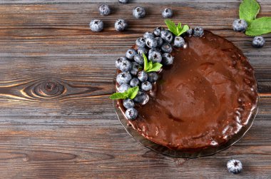  Taze yaban mersinli ev yapımı çikolatalı pasta ve ahşap arka plan manzaralı nane şekeri, dutlu turta.,