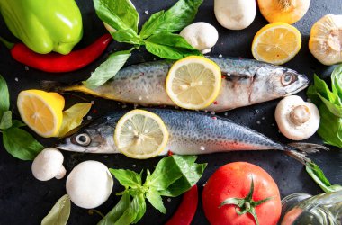 Limonlu, domatesli, fesleğenli, biberli, soğanlı, mantarlı ve baharatlı 2 çiğ uskumru balığı 