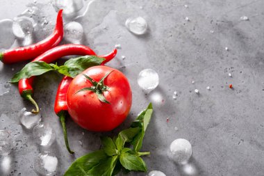Kırmızı biber, yeşil fesleğen, buz küpü, 1 kırmızı domates, tuz ve baharatlar. 