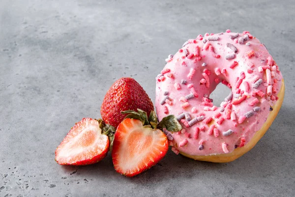 Donut Pink Glaze Fresh Strawberries Gray Background — Stock Photo, Image