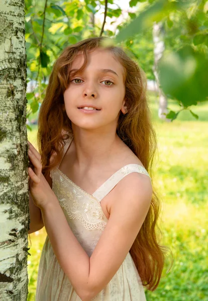Ortrait Una Hermosa Chica Blanca Años Con Pelo Largo Pie — Foto de Stock