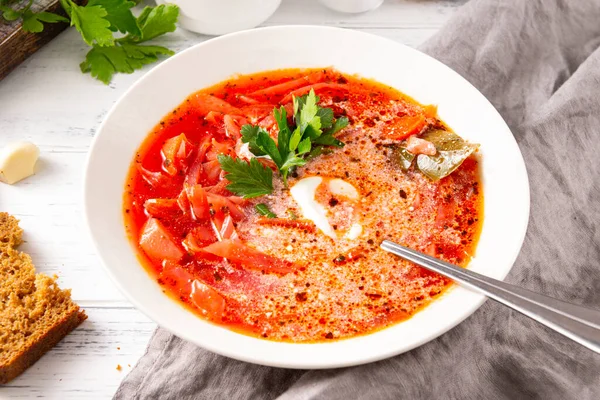 Sopa Verduras Tradicional Rusa Roja Borscht Con Crema Agria Perejil —  Fotos de Stock