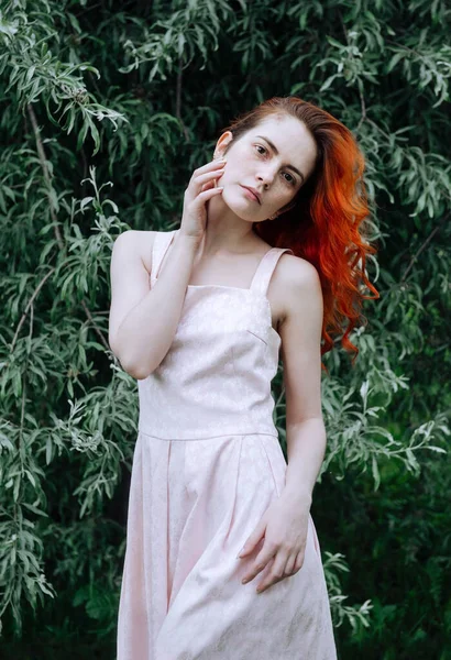 Белый Красивый Стильный Стройная Женщина Рыжими Волосами Розовом Платье Зеленом — стоковое фото