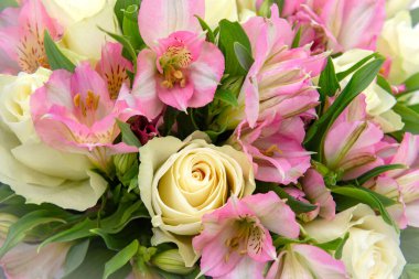 Bir buket beyaz gül ve pembe Alstroemeria, bir sürü çiçek