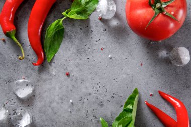 1 kırmızı domates, yeşil fesleğen, tuz, buz küpleri, kırmızı biber, grideki baharatlar, fotokopi alanı, üst görünüm, 