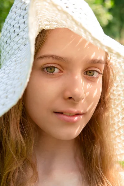 Retrato Una Hermosa Chica Blanca Años Sombrero Paja Ala Ancha — Foto de Stock